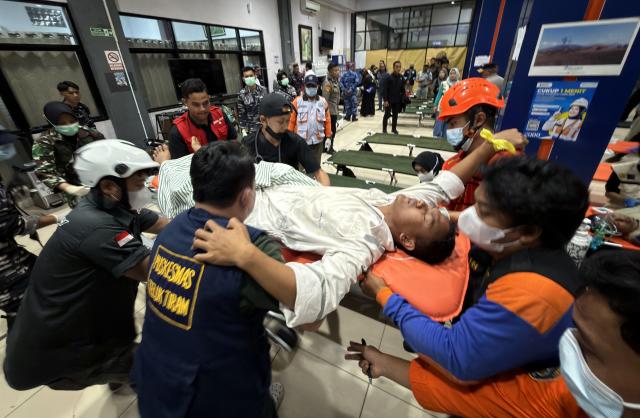 (260913) -- BANJARMASIN, Sept. 13, 2026 (Xinhua) -- This photo taken with a mobile phone shows rescuers transferring a rescued passenger in Banjarmasin, South Kalimantan Province, Indonesia, on Sept. 13, 2026. At least six people have died after a passenger vessel lost contact in Indonesia's Java Sea, while 130 remain missing and 107 others have been rescued, the country's National Search and Rescue Agency said Sunday. (Photo by Bahaudin/Xinhua)