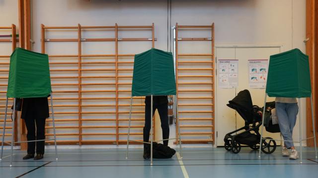 (260913) -- STOCKHOLM, Sept. 13, 2026 (Xinhua) -- People vote at a polling station in Stockholm, Sweden, Sept. 13, 2026. Polling stations opened across Sweden on Sunday morning in a closely watched parliamentary election that could see the far-right Sweden Democrats (SD) enter government for the first time or the center-left return to power after four years in opposition. (Xinhua/Weng Xinyang)