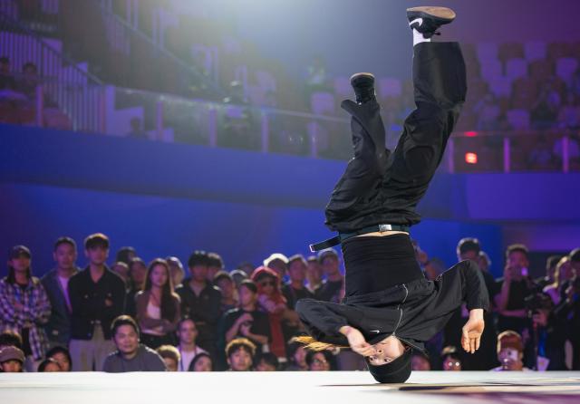(260913) -- CHENGDU, Sept. 13, 2026 (Xinhua) -- C-change of China competes during the Youth B-Girl 1on1 Final at 2026 WDSF World Breaking Championships in Chengdu, southwest China's Sichuan Province, Sept. 13, 2026. (Xinhua/Jiang Hongjing)