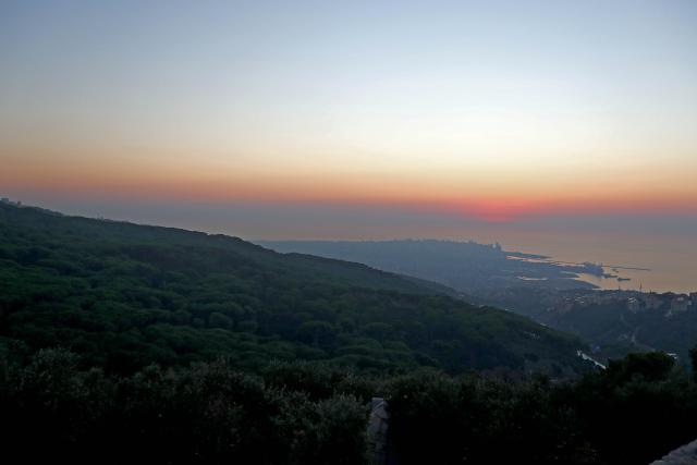 (260913) -- BRUMMANA, Sept. 13, 2026 (Xinhua) -- This photo taken on Sept. 12, 2026 shows a dusk view in Brummana, Lebanon. (Xinhua/Bilal Jawich)