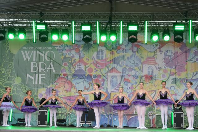 (260913) -- ZIELONA GORA, Sept. 13, 2026 (Xinhua) -- Dancers stage a performance during an arts showcase held as a part of the Winobranie Wine Festival in Zielona Gora, Poland, Sept. 13, 2026. (Xinhua/Yue Yuanyuan)