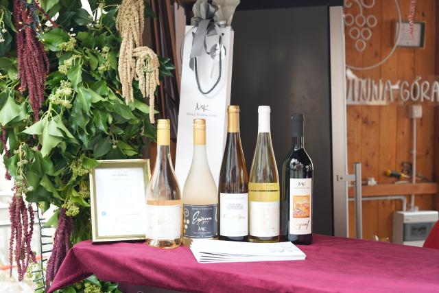 (260913) -- ZIELONA GORA, Sept. 13, 2026 (Xinhua) -- Wines are seen at a stall during the Winobranie Wine Festival in Zielona Gora, Poland, Sept. 13, 2026. (Xinhua/Yue Yuanyuan)