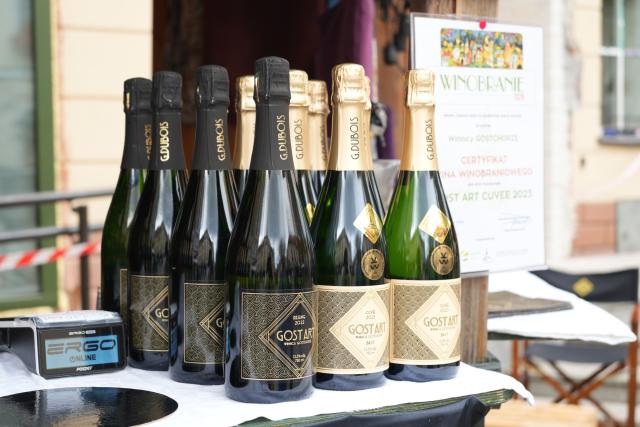 (260913) -- ZIELONA GORA, Sept. 13, 2026 (Xinhua) -- Wines are seen at a stall during the Winobranie Wine Festival in Zielona Gora, Poland, Sept. 13, 2026. (Xinhua/Yue Yuanyuan)