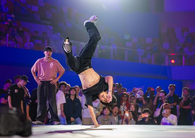 (260913) -- CHENGDU, Sept. 13, 2026 (Xinhua) -- Holy Rain of China competes during the Youth B-Boy 1on1 Final at 2026 WDSF World Breaking Championships in Chengdu, southwest China's Sichuan Province, Sept. 13, 2026. (Xinhua/Jiang Hongjing)