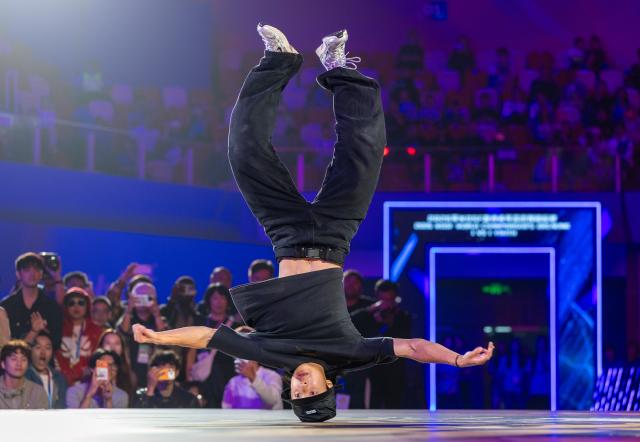 (260913) -- CHENGDU, Sept. 13, 2026 (Xinhua) -- Holy Rain of China competes during the Youth B-Boy 1on1 Final at 2026 WDSF World Breaking Championships in Chengdu, southwest China's Sichuan Province, Sept. 13, 2026. (Xinhua/Jiang Hongjing)