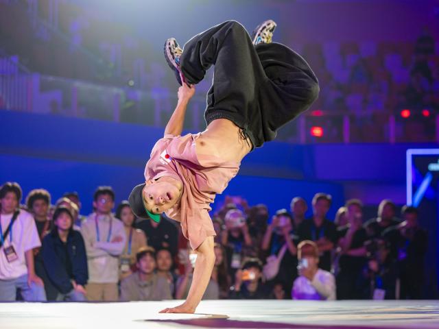 (260913) -- CHENGDU, Sept. 13, 2026 (Xinhua) -- Lil Kong of Japan competes during the Youth B-Boy 1on1 Final at 2026 WDSF World Breaking Championships in Chengdu, southwest China's Sichuan Province, Sept. 13, 2026. (Xinhua/Jiang Hongjing)