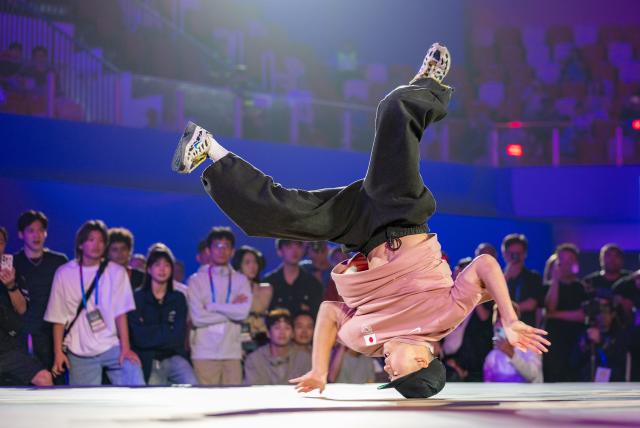 (260913) -- CHENGDU, Sept. 13, 2026 (Xinhua) -- Lil Kong of Japan competes during the Youth B-Boy 1on1 Final at 2026 WDSF World Breaking Championships in Chengdu, southwest China's Sichuan Province, Sept. 13, 2026. (Xinhua/Jiang Hongjing)