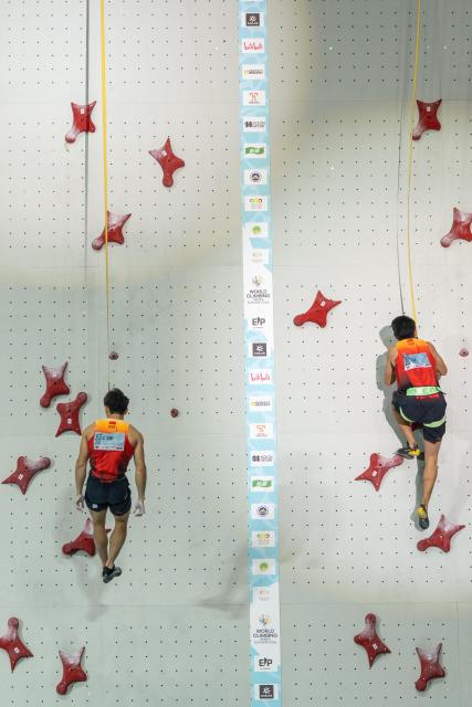 (260913) -- GUIYANG, Sept. 13, 2026 (Xinhua) -- Shi Zechuan/Li Xu (R) of China compete during the men's speed relay final at the World Climbing Series Guiyang 2026 in Guiyang, southwest China's Guizhou Province, Sept. 13, 2026. (Photo by Long Jianrui/Xinhua)