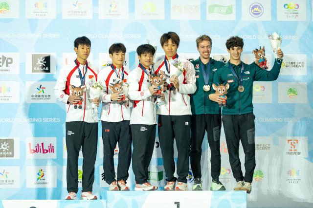 (260913) -- GUIYANG, Sept. 13, 2026 (Xinhua) -- Gold medalists Zhao Yicheng (3rd R)/Ling Yongzhi (3rd L) of China, silver medalists Shi Zechuan (2nd L)/Li Xu (1st L) of China and bronze medalists Kevin Amon (2nd R)/Lukas Windischer of Austria pose during the awarding ceremony after the men's speed relay final at the World Climbing Series Guiyang 2026 in Guiyang, southwest China's Guizhou Province, Sept. 13, 2026. (Photo by Long Jianrui/Xinhua)