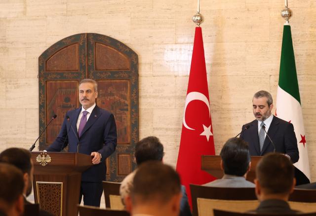 (260913) -- SYRIA, Sept. 13, 2026 (Xinhua) -- Turkish Foreign Minister Hakan Fidan (L) and Syrian foreign affairs chief Asaad Hassan al-Shibani attend a joint press conference in Damascus, Syria, Sept. 13, 2026. Turkish President Recep Tayyip Erdogan will visit Syria soon as Damascus and Ankara move to deepen political and economic cooperation, Fidan said Sunday. (Photo by Ammar Safarjalani/Xinhua)
