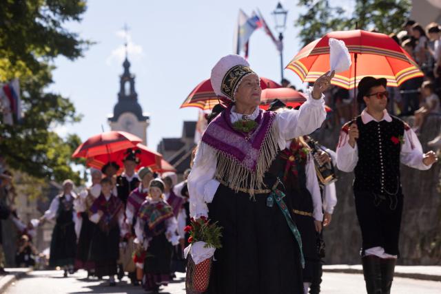 (260913) -- KAMNIK, Sept. 13, 2026 (Xinhua) -- People wearing Slovenian traditional costumes salute the crowd
during the parade of the 53rd National Costumes and Clothing Heritage Day in Kamnik, Slovenia, Sept. 13, 2026. The 53rd National Costumes and Clothing Heritage Day ended Sunday in Kamnik with a traditional parade, during which about 2,000 participants dressed in national costumes walked through the center of Kamnik. (Photo by Zeljko Stevanic/Xinhua)