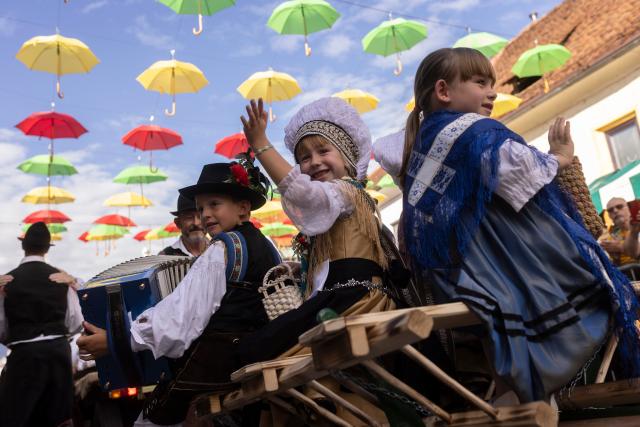 (260914) -- BEIJING, Sept. 14, 2026 (Xinhua) -- Children wearing Slovenian traditional costumes react during the parade of the 53rd National Costumes and Clothing Heritage Day in Kamnik, Slovenia, Sept. 13, 2026. The 53rd National Costumes and Clothing Heritage Day ended Sunday in Kamnik with a traditional parade, during which about 2,000 participants dressed in national costumes walked through the center of Kamnik. (Photo by Zeljko Stevanic/Xinhua)