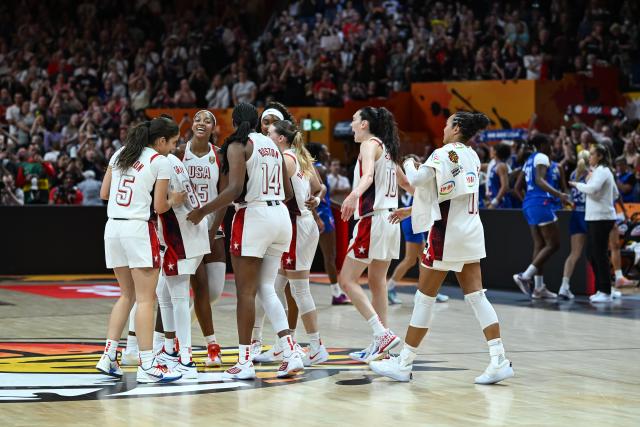 (260914) -- BERLIN, Sept. 14, 2026 (Xinhua) -- Players of the United States celebrate victory after the final match between the United States and France at the FIBA Women's Basketball World Cup 2026 in Berlin, Germany, Sept. 13, 2026. (Xinhua/Zhang Haofu)