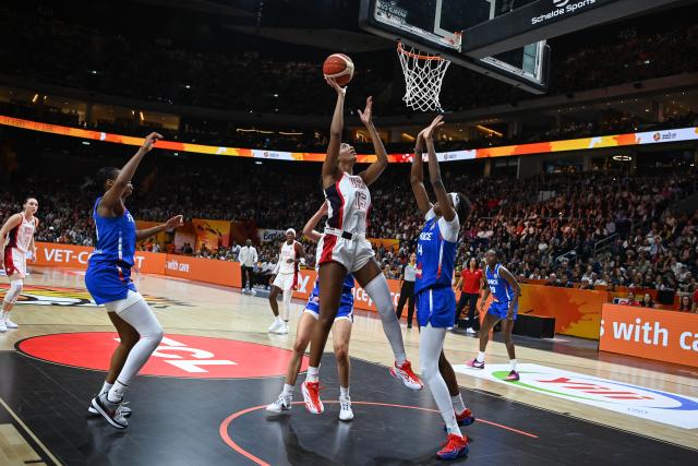 (260914) -- BERLIN, Sept. 14, 2026 (Xinhua) -- Angel Reese (C) of the United States shoots during the final match between the United States and France at the FIBA Women's Basketball World Cup 2026 in Berlin, Germany, Sept. 13, 2026. (Xinhua/Zhang Haofu)