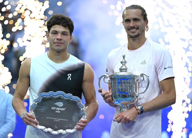 (260914) -- NEW YORK, Sept. 14, 2026 (Xinhua) -- Alexander Zverev (R) of Germany and Ben Shelton of the United States pose for photos during the awarding ceremony after their men's singles final match at the 2026 US Open tennis championships in New York, the United States, Sept. 13, 2026. (Xinhua/Li Rui)