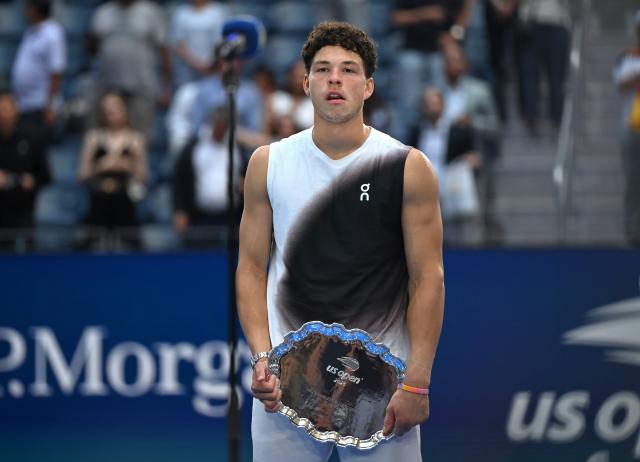 (260914) -- NEW YORK, Sept. 14, 2026 (Xinhua) -- Ben Shelton reacts during the awarding ceremony after the men's singles final match between Alexander Zverev of Germany and Ben Shelton of the United States at the 2026 US Open tennis championships in New York, the United States, Sept. 13, 2026. (Xinhua/Li Rui)
