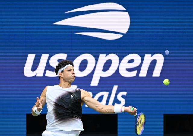 (260914) -- NEW YORK, Sept. 14, 2026 (Xinhua) -- Ben Shelton hits a return during the men's singles final match between Alexander Zverev of Germany and Ben Shelton of the United States at the 2026 US Open tennis championships in New York, the United States, Sept. 13, 2026. (Xinhua/Li Rui)