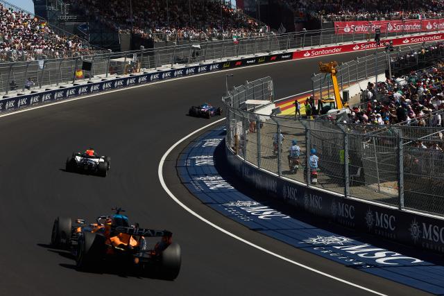 (260914) -- MADRID, Sept. 14, 2026 (Xinhua) -- Drivers compete during the Formula 1 Spanish Grand Prix Race at Madring Circuit, Madrid, Spain, Sept. 13, 2026. (Xinhua/Meng Dingbo)