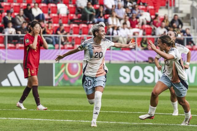 (260914) -- SOSNOWIEC, Sept. 14, 2026 (Xinhua) -- Paula Comendador (C) of Spain celebrates after scoring  during the Group F match between China and Spain at the FIFA U20 Women's World Cup Poland 2026 in Sosnowiec, Poland, Sept. 13, 2026. (Xinhua/Peng Ziyang)