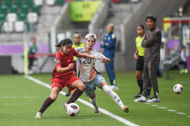 (260914) -- SOSNOWIEC, Sept. 14, 2026 (Xinhua) -- Wang Dantong (L) of China vies with Paula Comendador of Spain during the Group F match between China and Spain at the FIFA U20 Women's World Cup Poland 2026 in Sosnowiec, Poland, Sept. 13, 2026. (Xinhua/Peng Ziyang)