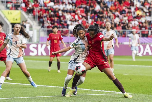 (260914) -- SOSNOWIEC, Sept. 14, 2026 (Xinhua) -- Ye Tong (R) of China vies with Noe Bejarano of Spain during the Group F match between China and Spain at the FIFA U20 Women's World Cup Poland 2026 in Sosnowiec, Poland, Sept. 13, 2026. (Xinhua/Peng Ziyang)