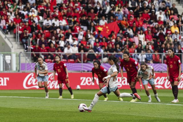 (260914) -- SOSNOWIEC, Sept. 14, 2026 (Xinhua) -- Daniela Agote (front) of Spain scores from a penalty during the Group F match between China and Spain at the FIFA U20 Women's World Cup Poland 2026 in Sosnowiec, Poland, Sept. 13, 2026. (Xinhua/Peng Ziyang)