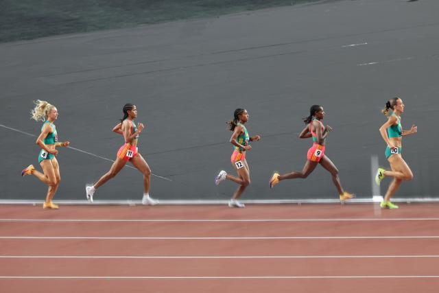 (260914) -- BUDAPEST, Sept. 14, 2026 (Xinhua) -- Likina Amebaw of Ethiopia (C) competes during the women's 5000 meters race at the World Athletics Ultimate Championship in Budapest, Hungary, Sept. 13, 2026. (Xinhua/Hu Zhixuan)
