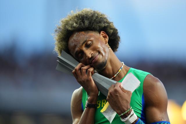 (260914) -- BUDAPEST, Sept. 14, 2026 (Xinhua) -- Alison Dos Santos of Brazil reacts during the awarding ceremony of the men's 400m hurdles race at the World Athletics Ultimate Championship in Budapest, Hungary, Sept. 13, 2026. (Photo by Attila Volgyi/Xinhua)