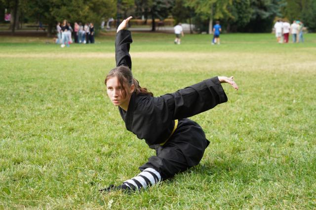(260914) -- BUDAPEST, Sept. 14, 2026 (Xinhua) -- Pinter-Kruncz Luna, a Hungarian Wushu enthusiast, practices Shaolin Kung Fu during the 6th Family and Friends Gathering of the Hungarian Chan Wu Federation on Margaret Island in Budapest, Hungary, Sept. 13, 2026. (Xinhua/Chen Hao)