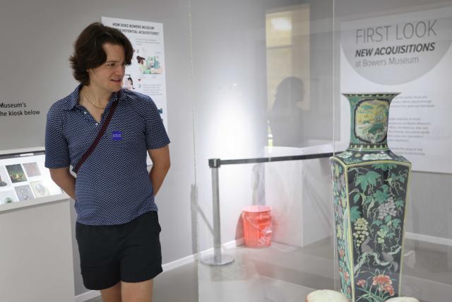 (260914) -- LOS ANGELES, Sept. 14, 2026 (Xinhua) -- A man views an artwork during a culture event to celebrate the Mid-Autumn Festival at the Bowers Museum in Santa Ana, California, on Sept. 13, 2026. The Bowers Museum in Southern California hosted a series of cultural events on Sunday to celebrate the Mid-Autumn Festival, one of the most cherished traditional holidays in China and other parts of Asia.
  The events featured traditional Chinese music and dance performances, a Chinese fashion show, tea ceremonies, Kung Fu demonstration and face-changing performance, along with hands-on cultural activities including Chinese paper-cutting and traditional printing.
  The events also included screening of documentaries on Chinese giant pandas and white dolphins.
   Visitors enjoyed traditional mooncakes, face painting and free art projects, and had the opportunity to experience traditional Chinese attire through a photo activity. (Photo by Zeng Hui/Xinhua)