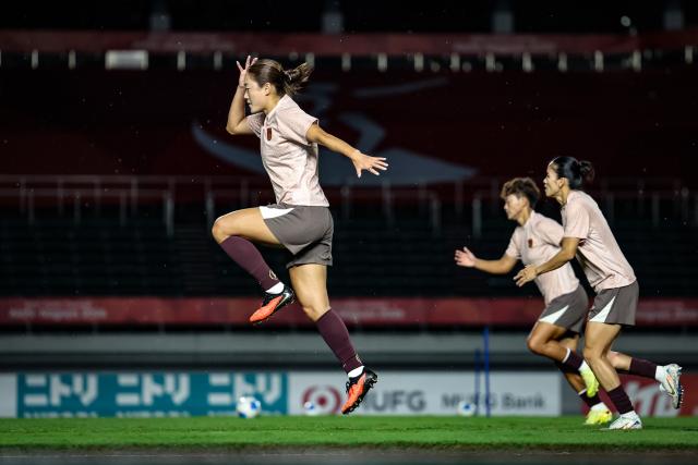 (260914) -- GIFU, Sept. 14, 2026 (Xinhua) -- Wu Haiyan (L) of China warms up before the group G match of Women's Football between China and China's Hong Kong at 20th Asian Games Aichi-Nagoya 2026 in Gifu, Japan, Sept. 14, 2026. (Xinhua/Jia Haocheng)