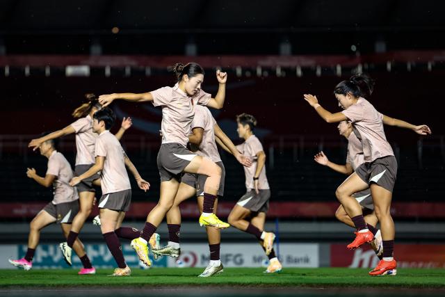 (260914) -- GIFU, Sept. 14, 2026 (Xinhua) -- Players of China warm up before the group G match of Women's Football between China and China's Hong Kong at 20th Asian Games Aichi-Nagoya 2026 in Gifu, Japan, Sept. 14, 2026. (Xinhua/Jia Haocheng)