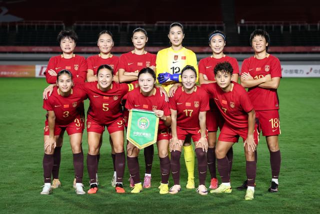 (260914) -- GIFU, Sept. 14, 2026 (Xinhua) -- Starting players of China pose for photo before the group G match of Women's Football between China and China's Hong Kong at 20th Asian Games Aichi-Nagoya 2026 in Gifu, Japan, Sept. 14, 2026. (Xinhua/Jia Haocheng)