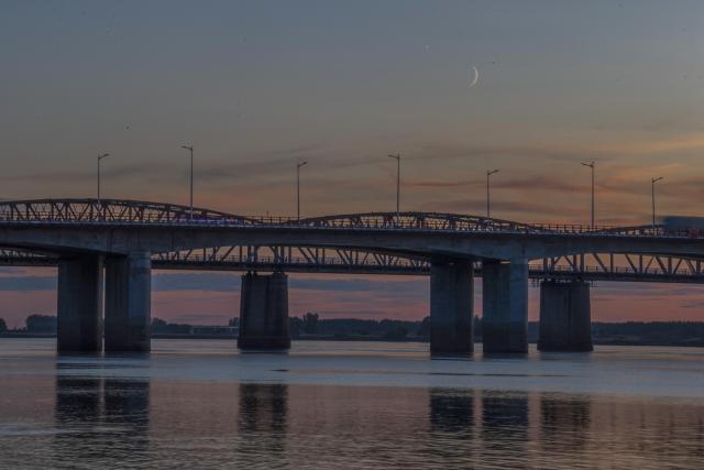 (260914) -- HARBIN, Sept. 14, 2026 (Xinhua) -- This photo taken on Sept. 14, 2026 shows the planet of Venus next to the moon in the sky over Qiqihar City, northeast China's Heilongjiang Province. (Photo by Wang Yonggang/Xinhua)