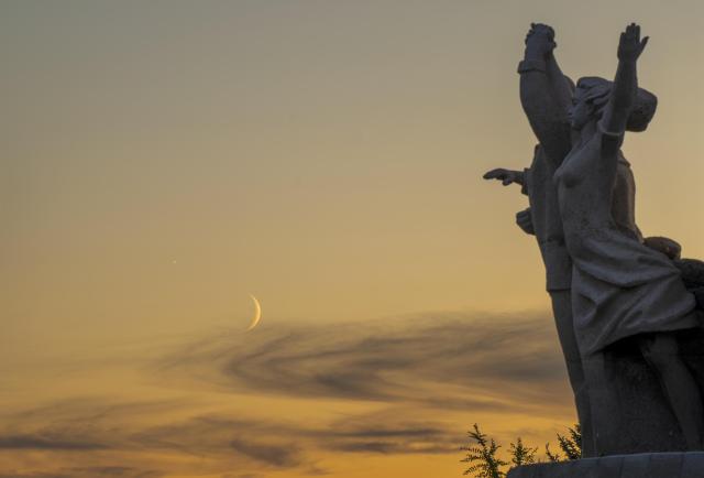 (260914) -- HARBIN, Sept. 14, 2026 (Xinhua) -- This photo taken on Sept. 14, 2026 shows the planet of Venus next to the moon in the sky over Qiqihar City, northeast China's Heilongjiang Province. (Photo by Jiang Xiaofeng/Xinhua)
