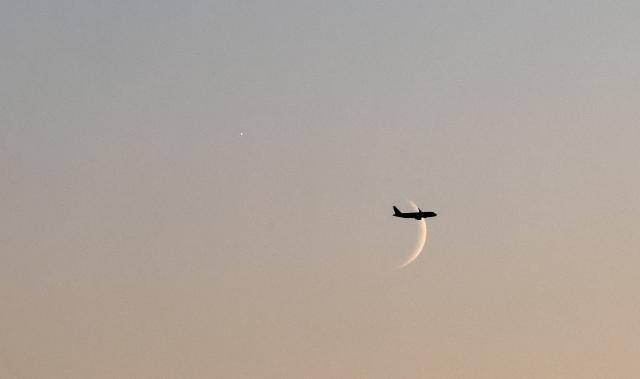 (260914) -- HARBIN, Sept. 14, 2026 (Xinhua) -- This photo taken on Sept. 14, 2026 shows the planet of Venus next to the moon in the sky over Harbin City, northeast China's Heilongjiang Province. (Photo by Zhang Shu/Xinhua)