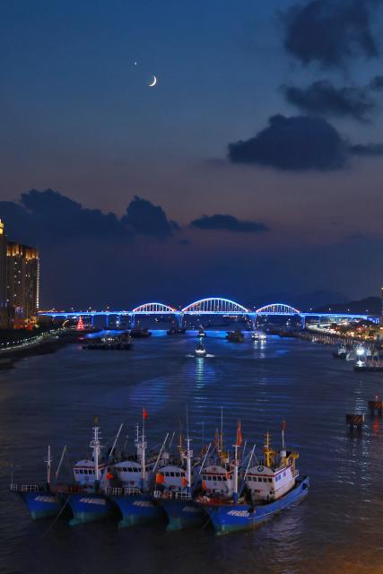 (260914) -- ZHOUSHAN, Sept. 14, 2026 (Xinhua) -- This photo taken on Sept. 14, 2026 shows the planet of Venus next to the moon in the sky over Zhoushan, east China's Zhejiang Province. (Photo by Xing Shoumiao/Xinhua)