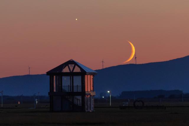 (260914) -- HARBIN, Sept. 14, 2026 (Xinhua) -- This photo taken on Sept. 14, 2026 shows the planet of Venus next to the moon in the sky over Fujin City, northeast China's Heilongjiang Province. (Photo by Qu Yubao/Xinhua)