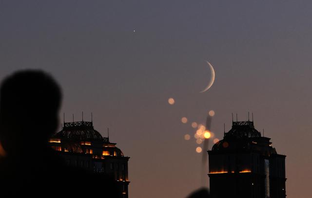 (260914) -- HARBIN, Sept. 14, 2026 (Xinhua) -- This photo taken on Sept. 14, 2026 shows the planet of Venus next to the moon in the sky over Harbin City, northeast China's Heilongjiang Province. (Photo by Zhang Shu/Xinhua)