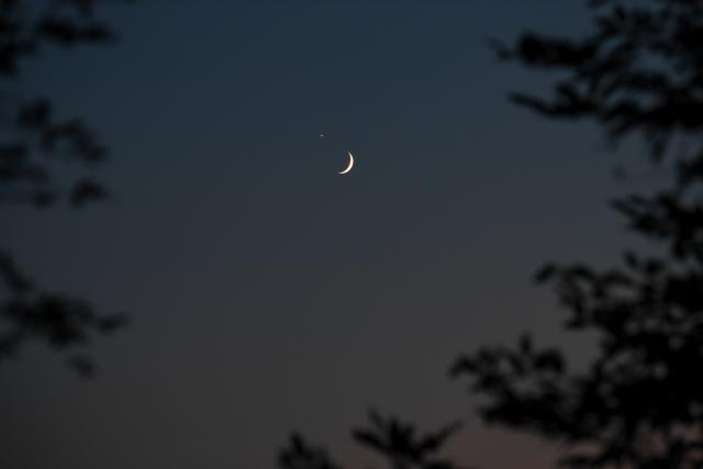(260914) -- KAILI, Sept. 14, 2026 (Xinhua) -- This photo taken on Sept. 14, 2026 shows the planet of Venus next to the moon in the sky over Kaili, Qiandongnan Miao and Dong Autonomous Prefecture, southwest China's Guizhou Province. (Photo by Cai Xingwen/Xinhua)