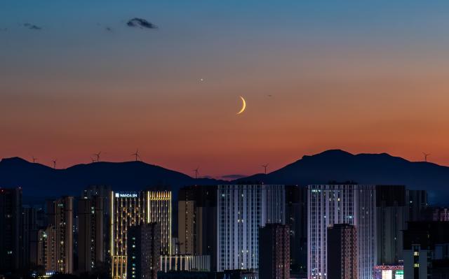 (260914) -- HARBIN, Sept. 14, 2026 (Xinhua) -- This photo taken on Sept. 14, 2026 shows the planet of Venus next to the moon in the sky over Jiamusi City, northeast China's Heilongjiang Province. (Photo by Chen Zhiguo/Xinhua)