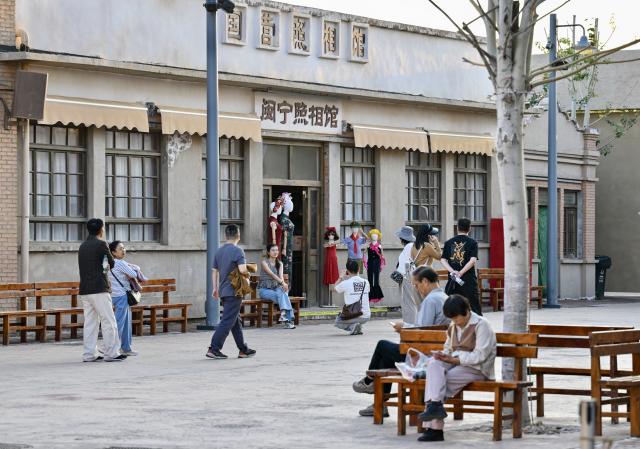(260914) -- YINCHUAN, Sept. 14, 2026 (Xinhua) -- People visit the "theater village" in Minning Town of Yinchuan, northwest China's Ningxia Hui Autonomous Region, Sept. 11, 2026.
  This year marks the 30th anniversary of paired assistance initiative between southeast China's Fujian Province and northwest China's Ningxia Hui Autonomous Region for targeted poverty alleviation.
   A new "theater village" cultural tourism project has been launched in Minning Town of Yinchuan to commemorate the past three decades of Fujian-Ningxia cooperation. A total of 36 original plays recount the continuous efforts of anti-poverty by Ningxia with help from Fujian over the past 30 years.
   Since the project opened in July this year, it has helped 2,500 local residents nearby secure jobs and increase their incomes. (Xinhua/Yang Zhisen)