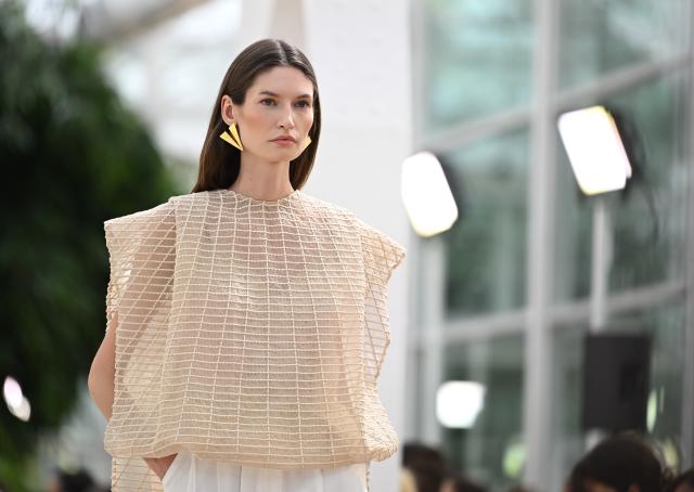 (260914) -- MADRID, Sept. 14, 2026 (Xinhua) -- A model presents creations by Simorra during the Madrid Fashion Week in Madrid, Spain, Sept. 14, 2026. (Xinhua/Cheng Min)
