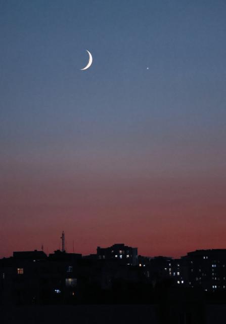 (260914) -- BAKU, Sept. 14, 2026 (Xinhua) -- This photo taken on Sept. 14, 2026 shows the planet of Venus next to the moon in the twilight sky over Baku, Azerbaijan. (Xinhua/Chen Junfeng)