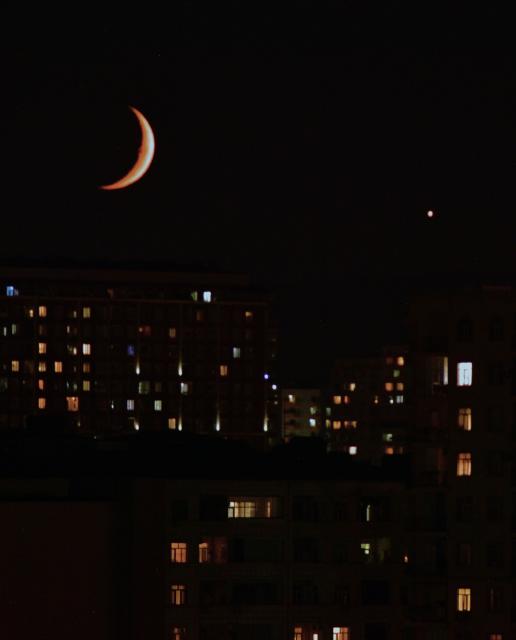 (260914) -- BAKU, Sept. 14, 2026 (Xinhua) -- This photo taken on Sept. 14, 2026 shows the planet of Venus next to the moon in the twilight sky over Baku, Azerbaijan. (Xinhua/Chen Junfeng)