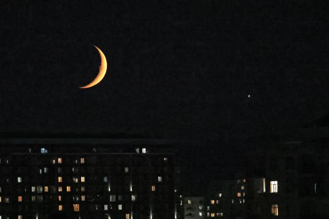 (260914) -- BAKU, Sept. 14, 2026 (Xinhua) -- This photo taken on Sept. 14, 2026 shows the planet of Venus next to the moon in the twilight sky over Baku, Azerbaijan. (Xinhua/Chen Junfeng)