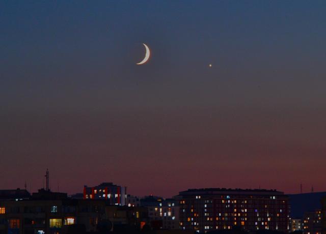 (260914) -- BAKU, Sept. 14, 2026 (Xinhua) -- This photo taken on Sept. 14, 2026 shows the planet of Venus next to the moon in the twilight sky over Baku, Azerbaijan. (Xinhua/Chen Junfeng)