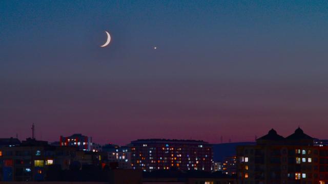 (260914) -- BAKU, Sept. 14, 2026 (Xinhua) -- This photo taken on Sept. 14, 2026 shows the planet of Venus next to the moon in the twilight sky over Baku, Azerbaijan. (Xinhua/Chen Junfeng)