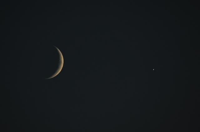 (260914) -- BAKU, Sept. 14, 2026 (Xinhua) -- This photo taken on Sept. 14, 2026 shows the planet of Venus next to the moon in the twilight sky over Baku, Azerbaijan. (Xinhua/Chen Junfeng)