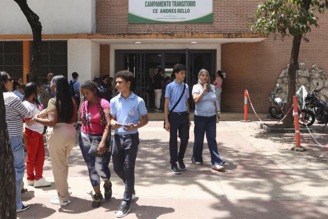 (260914) -- CARACAS, Sept. 14, 2026 (Xinhua) -- Students are pictured near a school, in Caracas, Venezuela, Sept. 14, 2026. More than 6 million Venezuelan students began the new school year on Monday, including those in La Guaira state in the country's north, which was hard hit by earthquake. (Photo by Marcos Salgado/Xinhua)